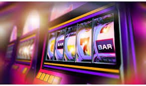 Dealer kasino langsung tersenyum saat memimpin permainan baccarat